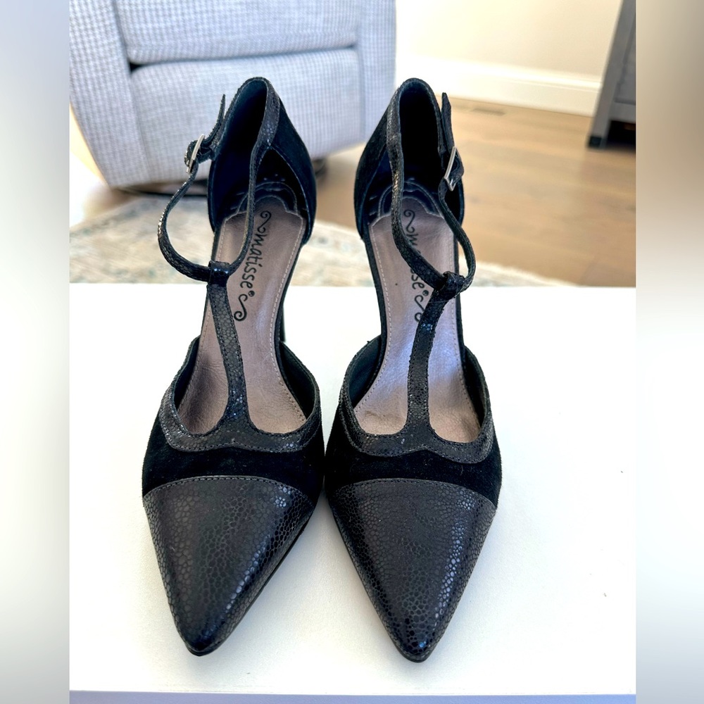 MATISSE Suede, T-Strap Pump, Black Suede with Embossed Trim, Size 8, New